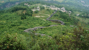 恩施山间蜿蜒公路 绿意盎然