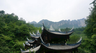 恩施山林中的中式古建筑