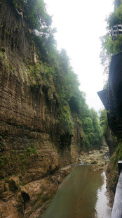 恩施峡谷河流间的绿意风光
