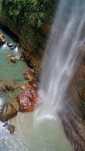 恩施山间飞瀑 碧潭奇石景观