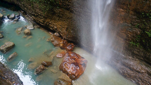 恩施山间瀑布下的碧绿潭水