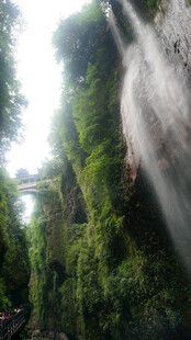 恩施雨林中壮观的瀑布景观