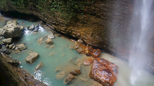 恩施山间清潭瀑布景观