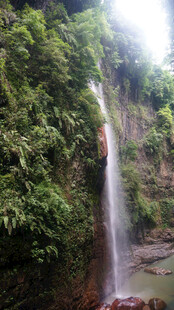 恩施山间瀑布 绿意环绕的美景