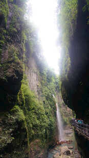 恩施峡谷栈道 绿意盎然的自然景