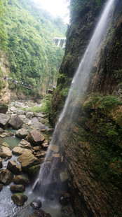 恩施山间飞瀑下的清幽溪流