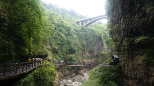恩施峡谷间的桥梁与蜿蜒栈道