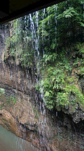 恩施山间瀑布下的葱郁景致