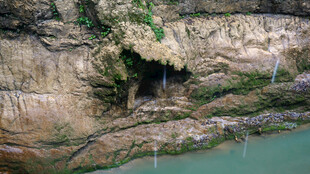 恩施山间瀑布下的碧绿潭水