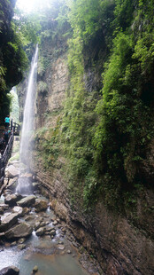 恩施山间瀑布下的清幽溪流