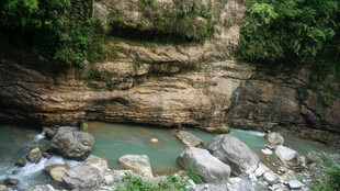 恩施山间碧绿溪流与岩石景观