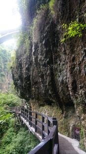 恩施山间栈道蜿蜒于峭壁之下