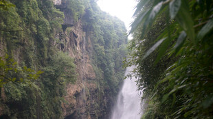 恩施山间瀑布 绿意环绕的美景