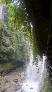 恩施山间瀑布 绿意盎然的美景