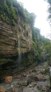 恩施山间瀑布下的自然岩石景观