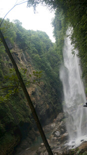 恩施山间瀑布美景