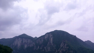 恩施云雾缭绕的壮丽山峦