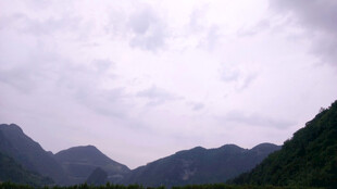恩施云雾缭绕的山峦景色