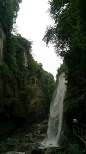 恩施山间瀑布 绿意环绕的美景