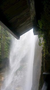 恩施山间瀑布倾泻而下