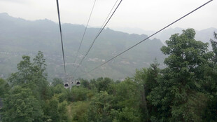 恩施山间缆车穿梭于葱郁林木