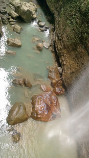 恩施山间清澈溪流中的多彩石块