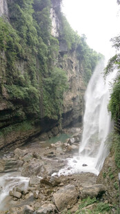 恩施山间瀑布景观