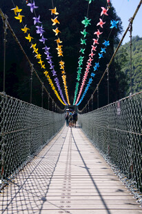恩施彩色星饰装点的吊桥