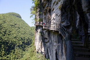 恩施悬崖栈道 穿梭青山之间