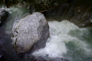 恩施溪流中的孤石