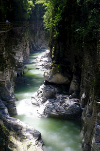 恩施峡谷溪流间的自然美景