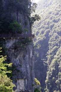 恩施悬崖间的险峻山路