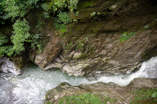 恩施山间溪流穿岩石而过