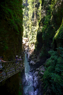 恩施峡谷栈道 穿行自然美景间