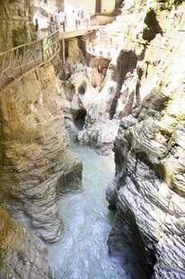 恩施峡谷中的潺潺溪流