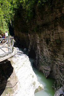 恩施峡谷栈道边的湍急溪流