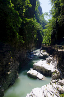 恩施山间幽美河谷溪流景观