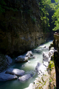 恩施山间溪流潺潺的清幽美景