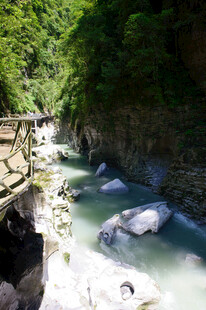 恩施山间溪流旁的木质栈道
