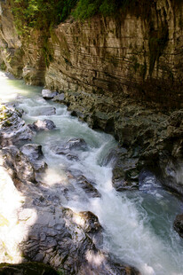 恩施山间湍急溪流穿岩石而过