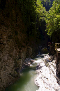 恩施山间幽美溪流景色