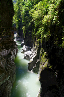 恩施峡谷间的翠绿河流美景