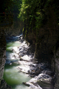 恩施山间幽谧溪流穿行峡谷