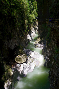 恩施山间碧溪穿林而过