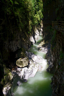 恩施山间幽谧溪流峡谷美景