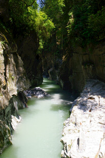 恩施峡谷间的碧绿溪流风光