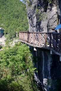 恩施悬崖栈道 穿梭青山绿意间