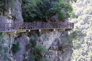 恩施悬崖边的木质栈道