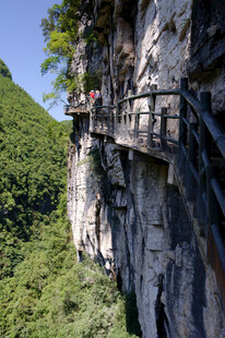 恩施悬崖栈道上的观光游客