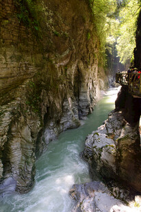 恩施峡谷溪流风光秀丽